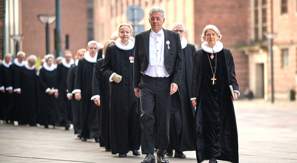 Præster og provster i procession