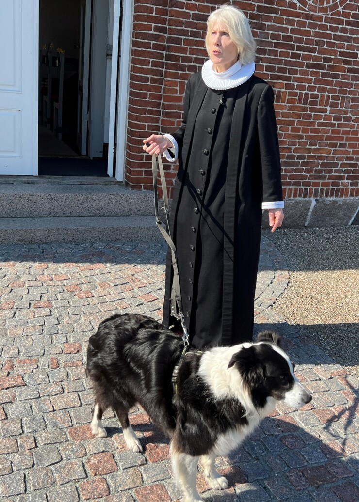 Ø-præst Lisbet Rønnow Torp har denne søndag hunden Weyse med.