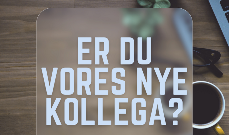 Billede af skrivebord med kaffekop med teksten ER du vores nye kollega?