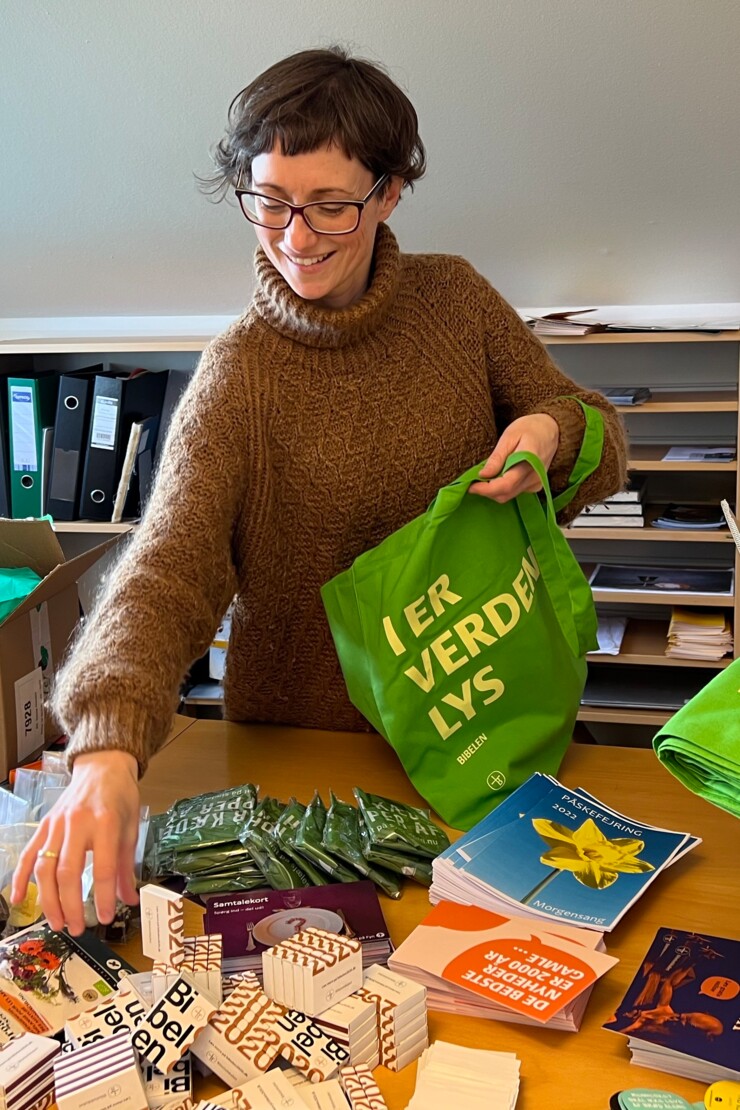 Hanne Uhre Hansen pakker goodiebag