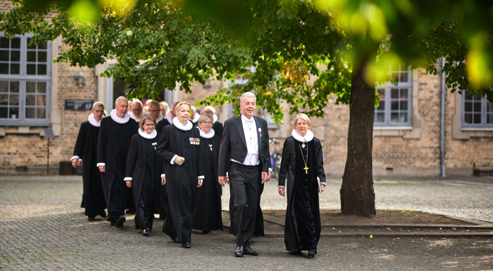  40 præster og provster i procession