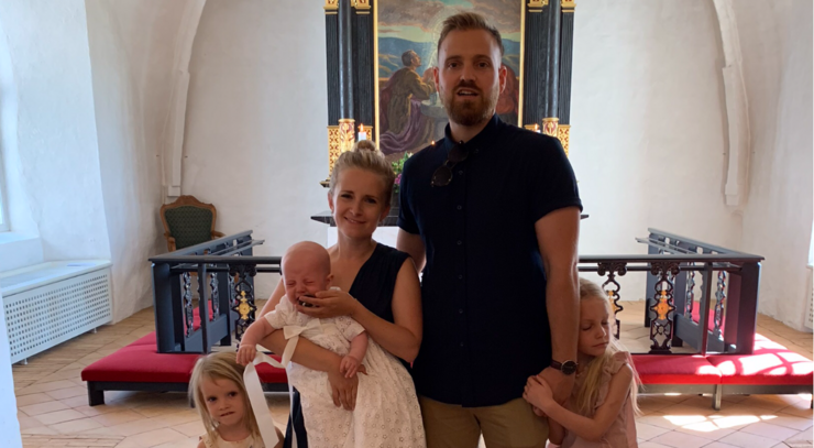 Familie med dåbsbarn