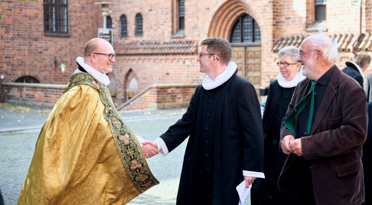 Mads Davidsen og Finn Rønnow trykker hånd